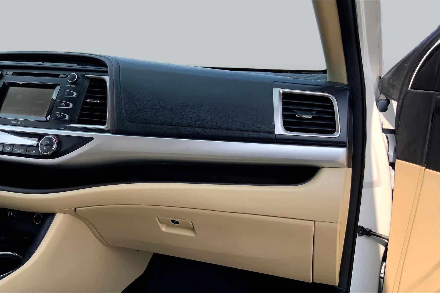 2015 Toyota Highlander LE Plus Blizzard Pearl at Group 1 Toyota Southwest