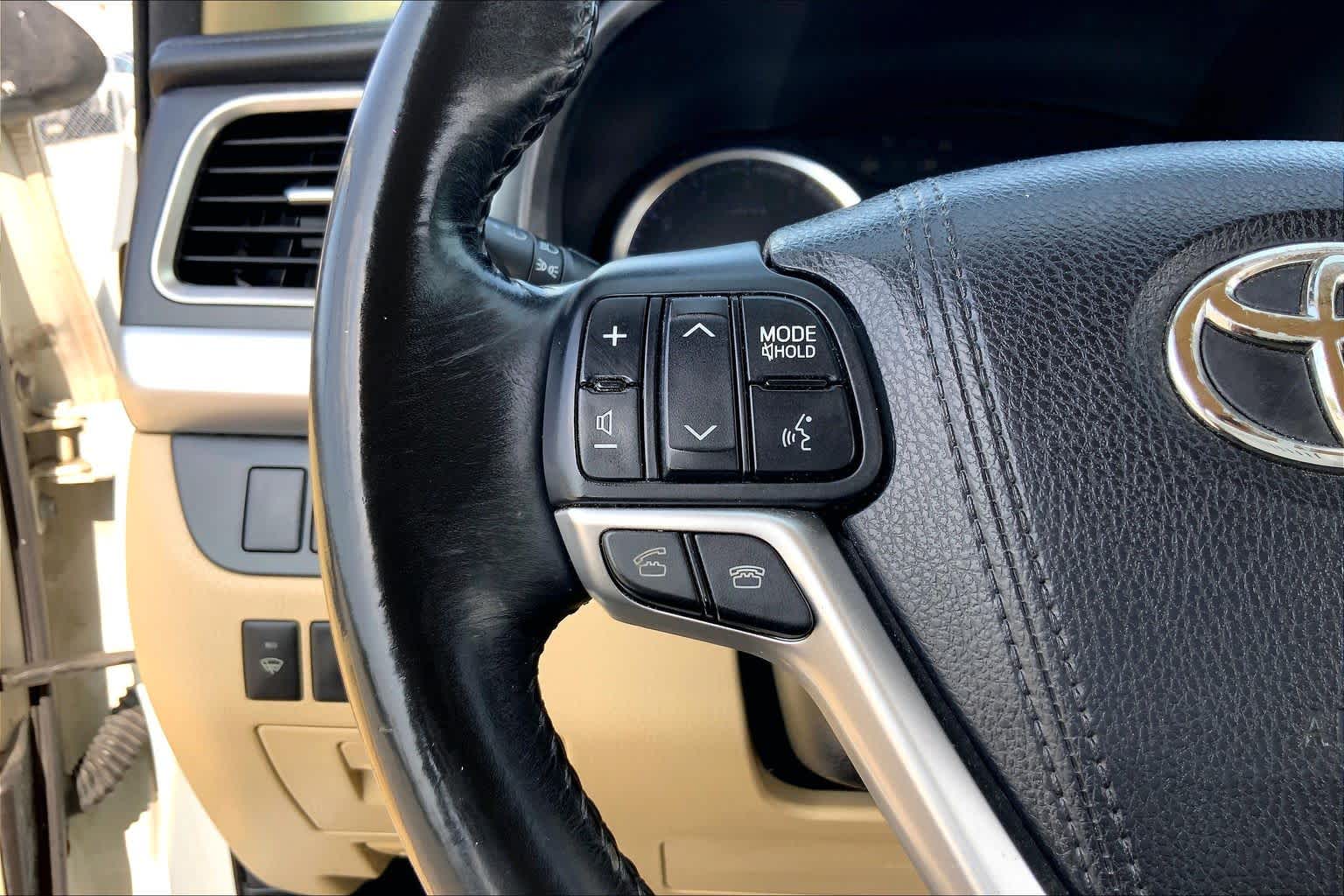 2015 Toyota Highlander LE Plus Blizzard Pearl at Group 1 Toyota Southwest