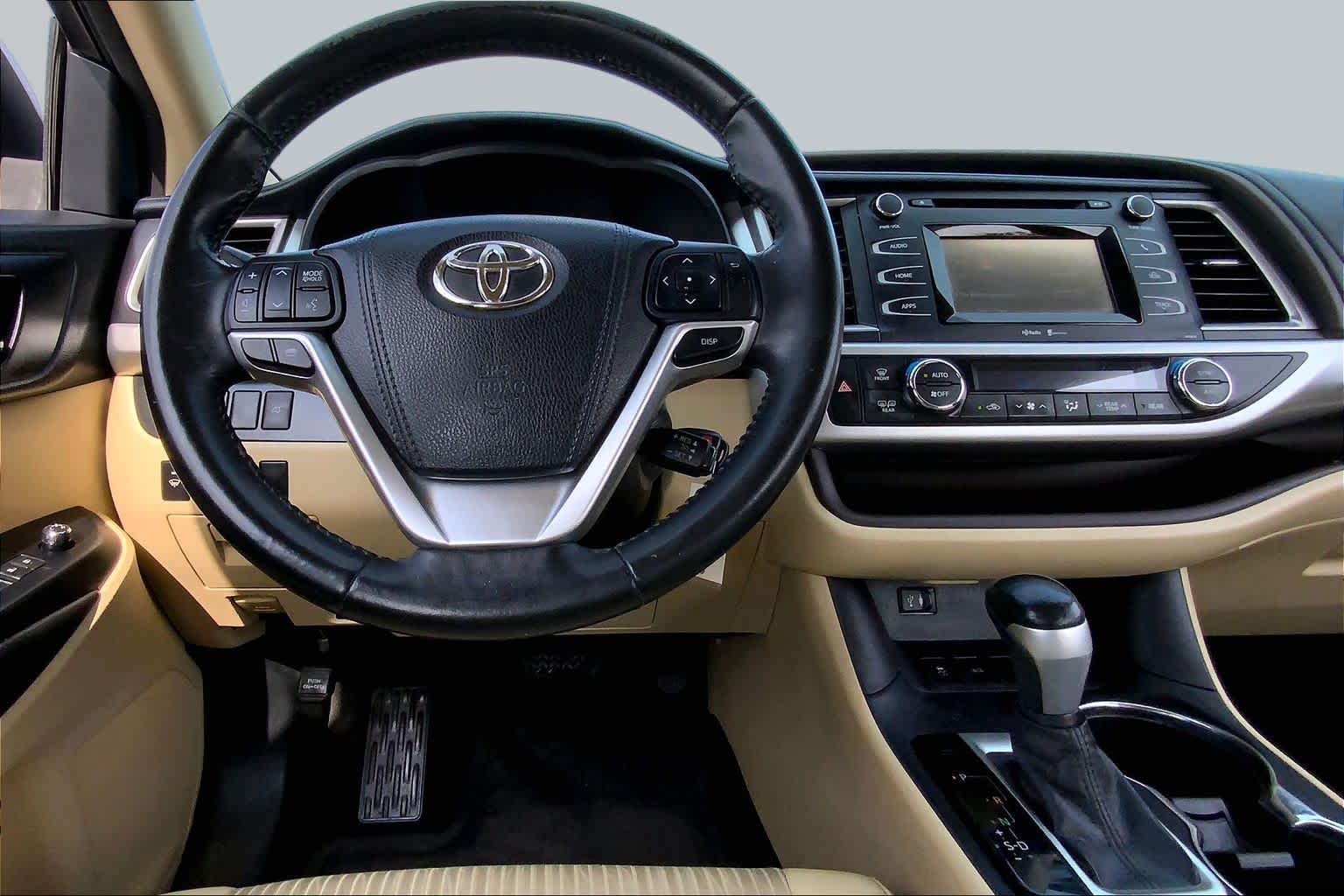 2015 Toyota Highlander LE Plus Blizzard Pearl at Group 1 Toyota Southwest