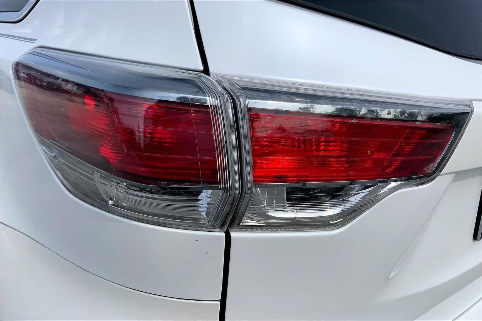 2015 Toyota Highlander LE Plus Blizzard Pearl at Group 1 Toyota Southwest