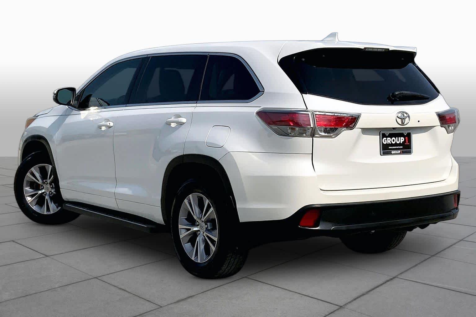 2015 Toyota Highlander LE Plus Blizzard Pearl at Group 1 Toyota Southwest