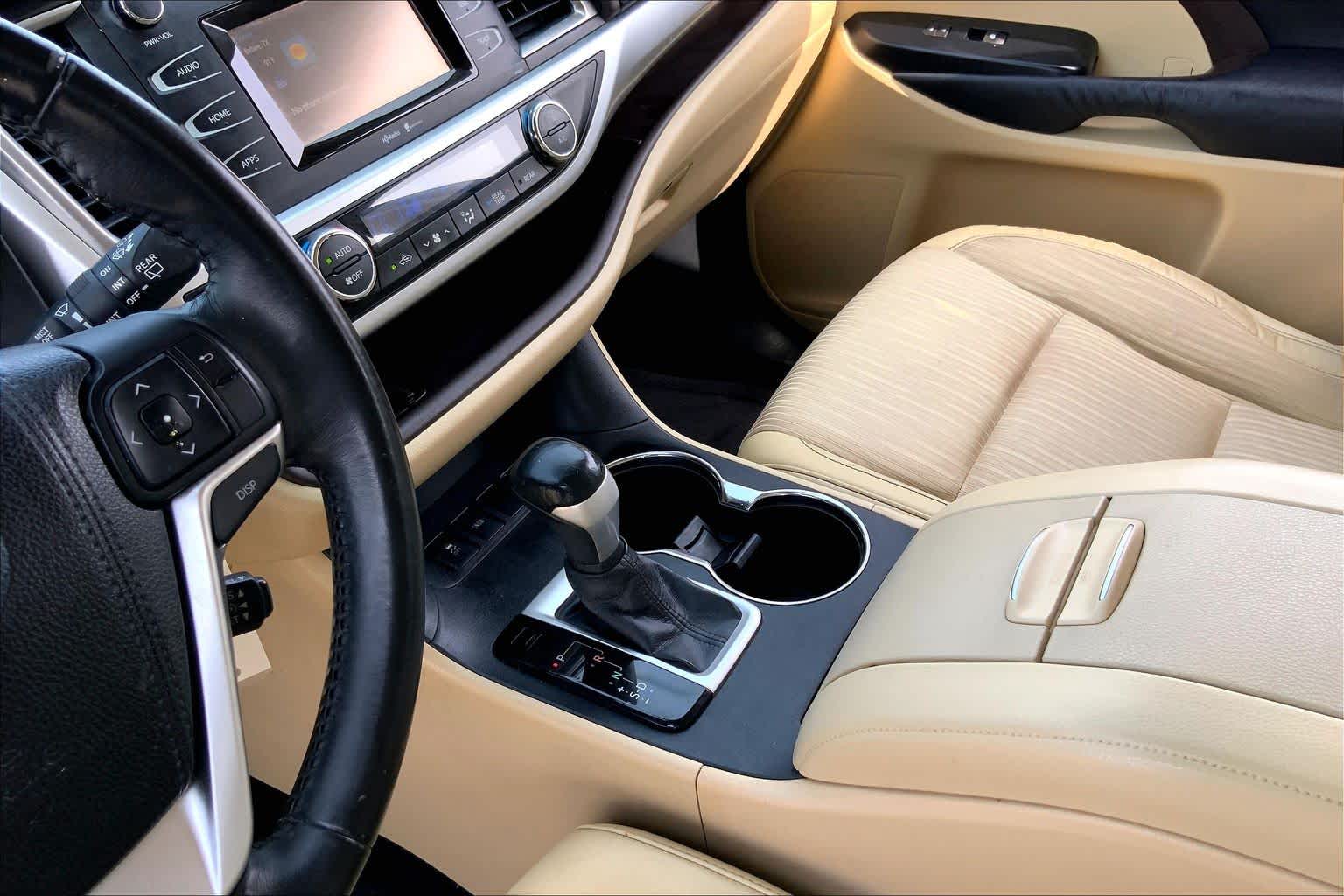 2015 Toyota Highlander LE Plus Blizzard Pearl at Group 1 Toyota Southwest