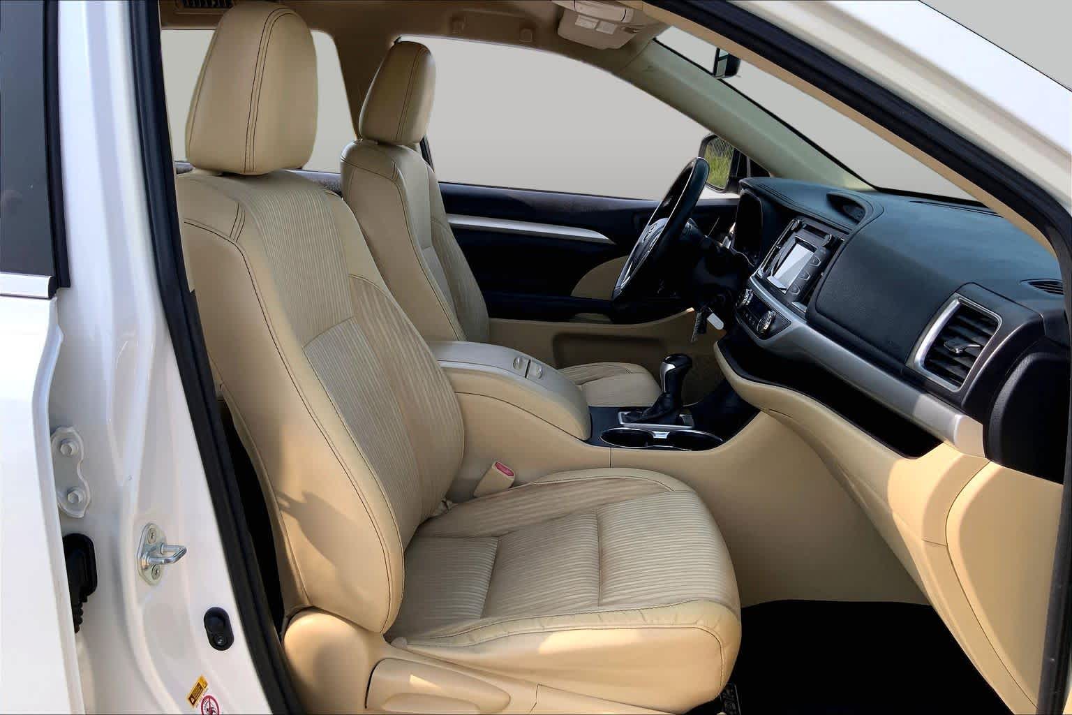 2015 Toyota Highlander LE Plus Blizzard Pearl at Group 1 Toyota Southwest