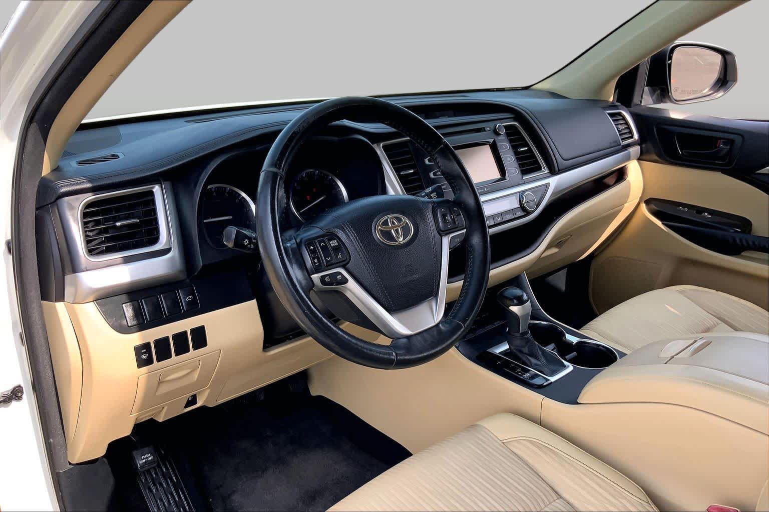 2015 Toyota Highlander LE Plus Blizzard Pearl at Group 1 Toyota Southwest