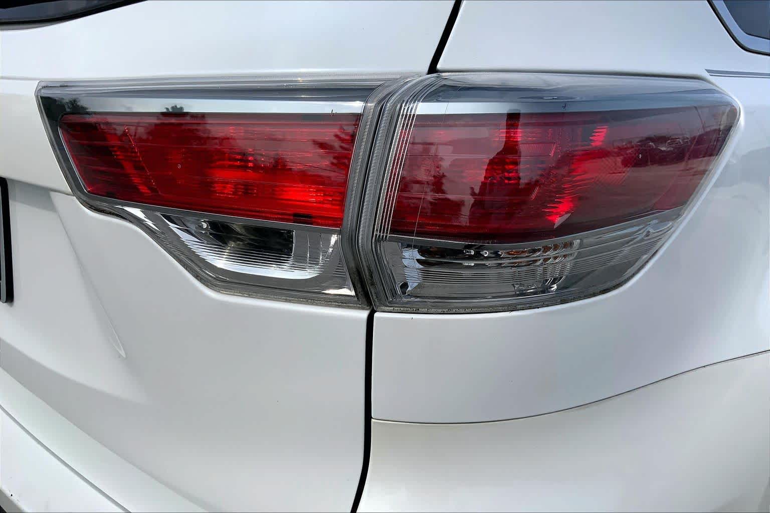 2015 Toyota Highlander LE Plus Blizzard Pearl at Group 1 Toyota Southwest