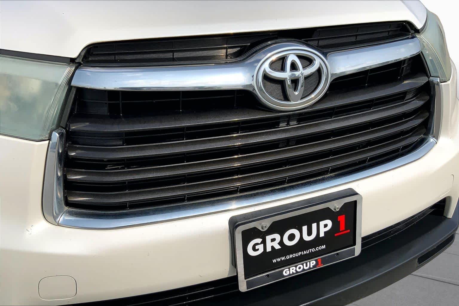 2015 Toyota Highlander LE Plus Blizzard Pearl at Group 1 Toyota Southwest