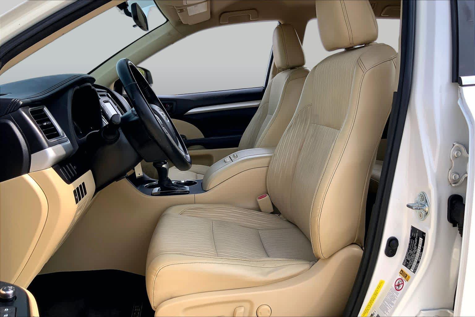 2015 Toyota Highlander LE Plus Blizzard Pearl at Group 1 Toyota Southwest