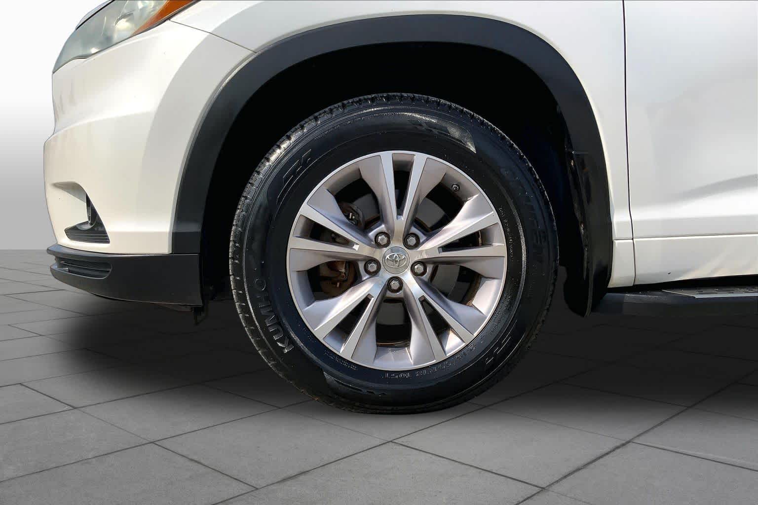 2015 Toyota Highlander LE Plus Blizzard Pearl at Group 1 Toyota Southwest