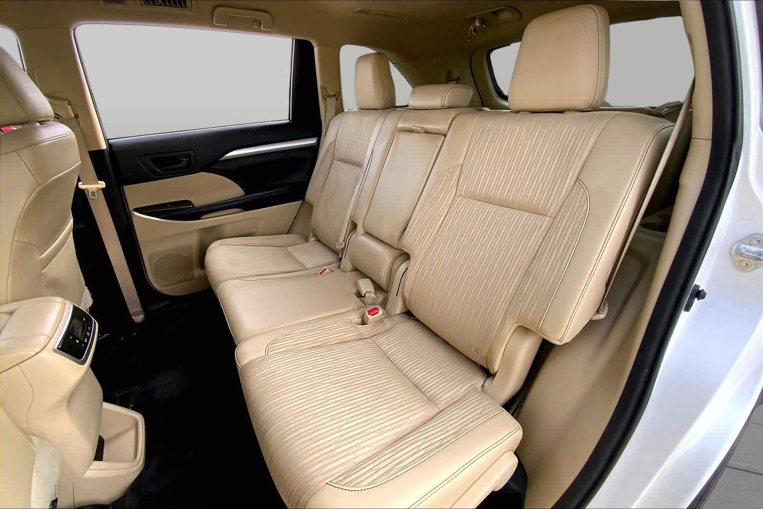 2015 Toyota Highlander LE Plus Blizzard Pearl at Group 1 Toyota Southwest