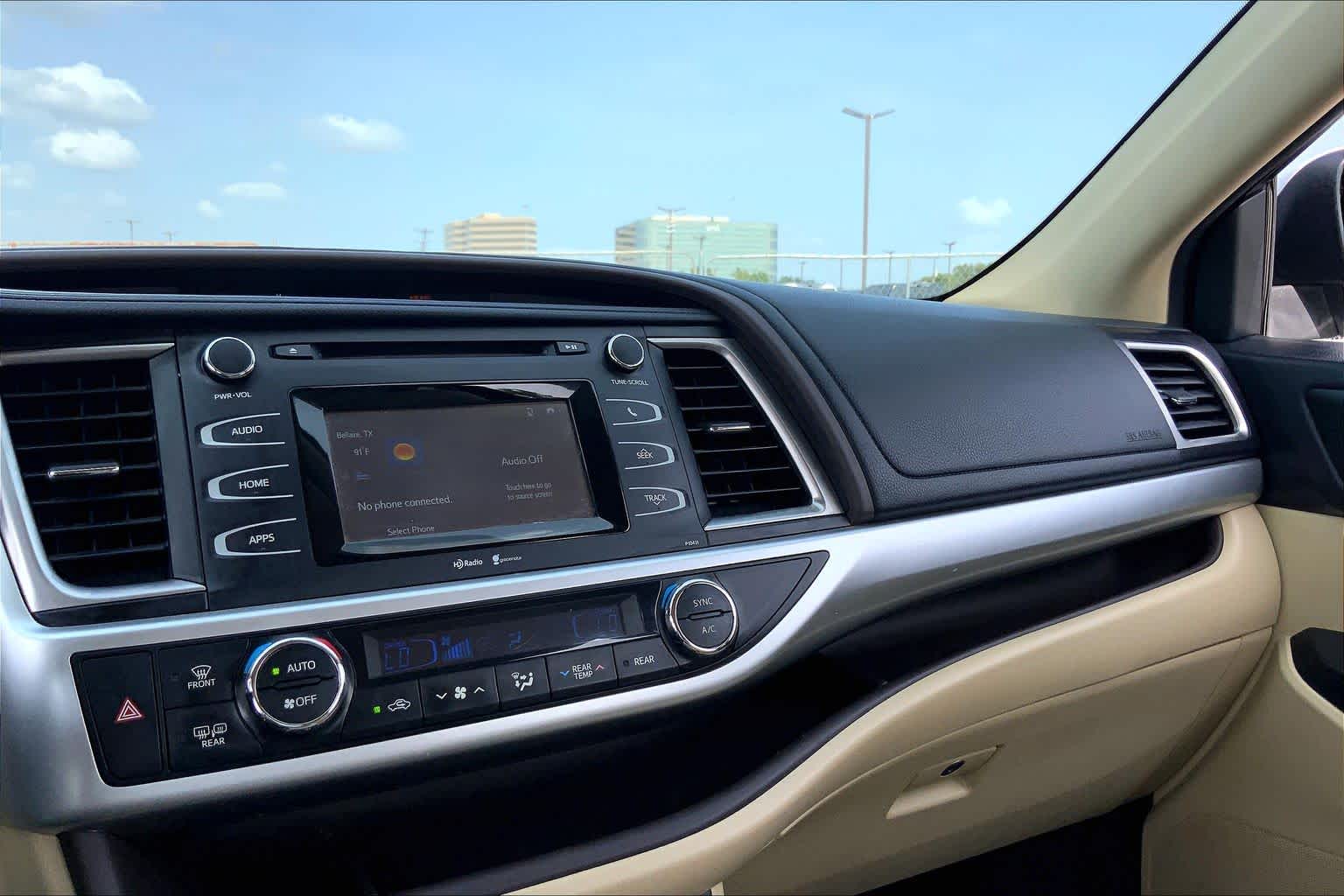 2015 Toyota Highlander LE Plus Blizzard Pearl at Group 1 Toyota Southwest