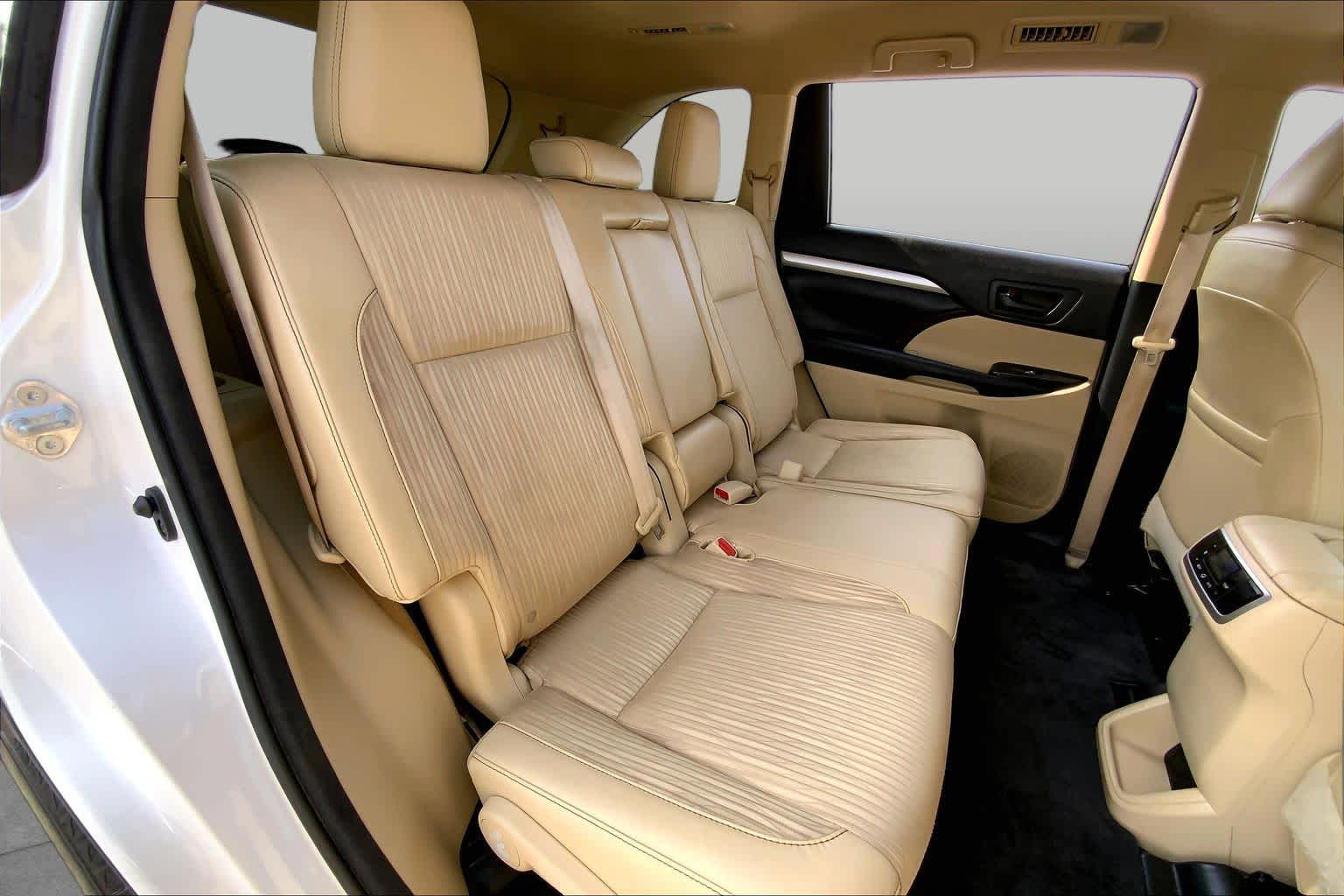 2015 Toyota Highlander LE Plus Blizzard Pearl at Group 1 Toyota Southwest