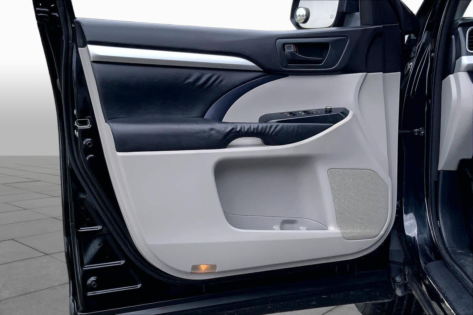 2015 Toyota Highlander LE Plus Attitude Black Metallic at Group 1 Toyota Southwest