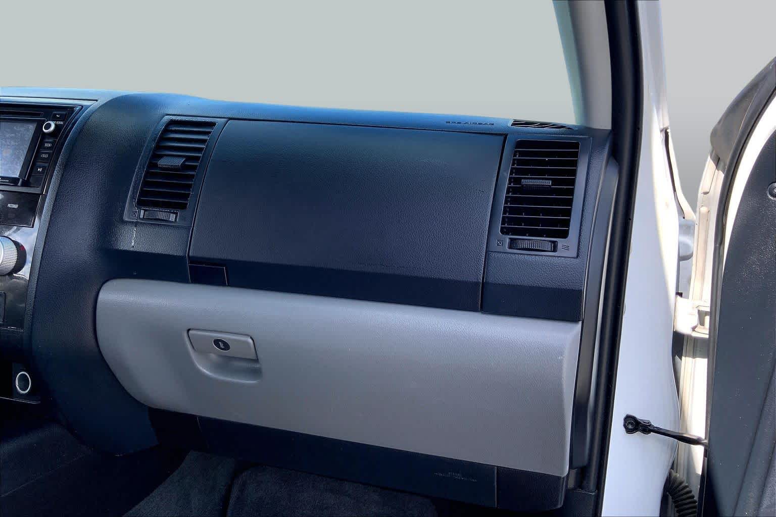 2017 Toyota Sequoia photo 18 of 36