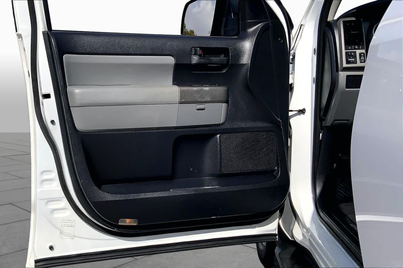 2017 Toyota Sequoia photo 21 of 36
