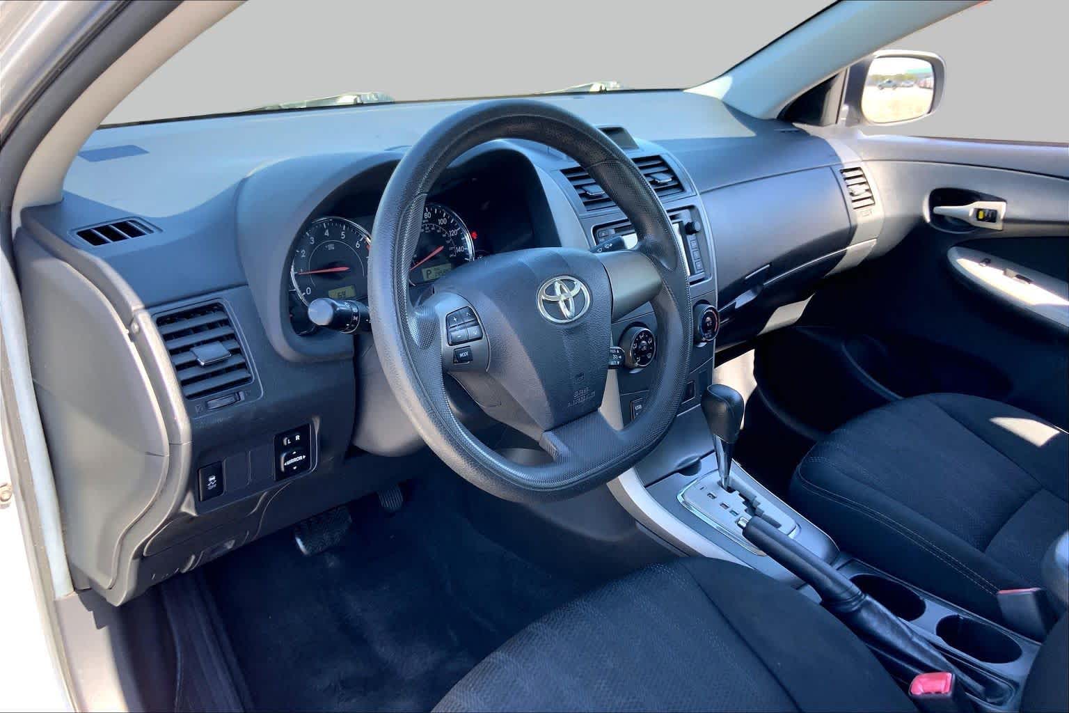 2013 Toyota Corolla photo 17 of 35