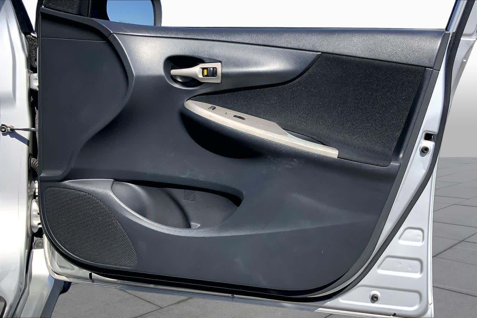 2013 Toyota Corolla photo 22 of 35