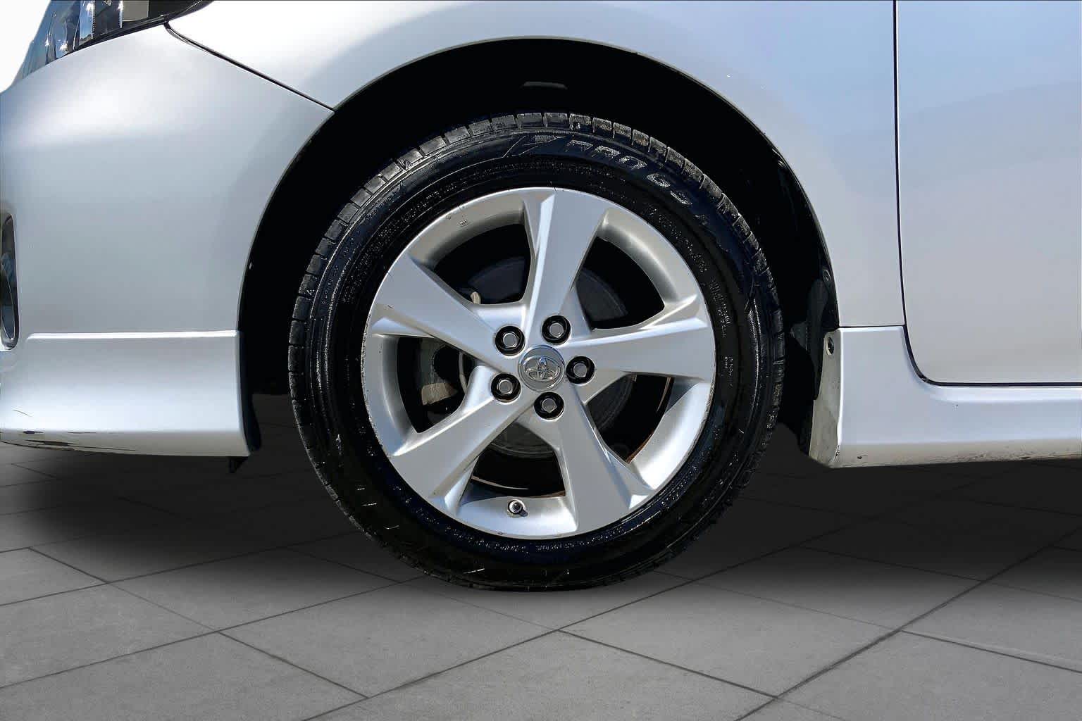 2013 Toyota Corolla photo 11 of 35