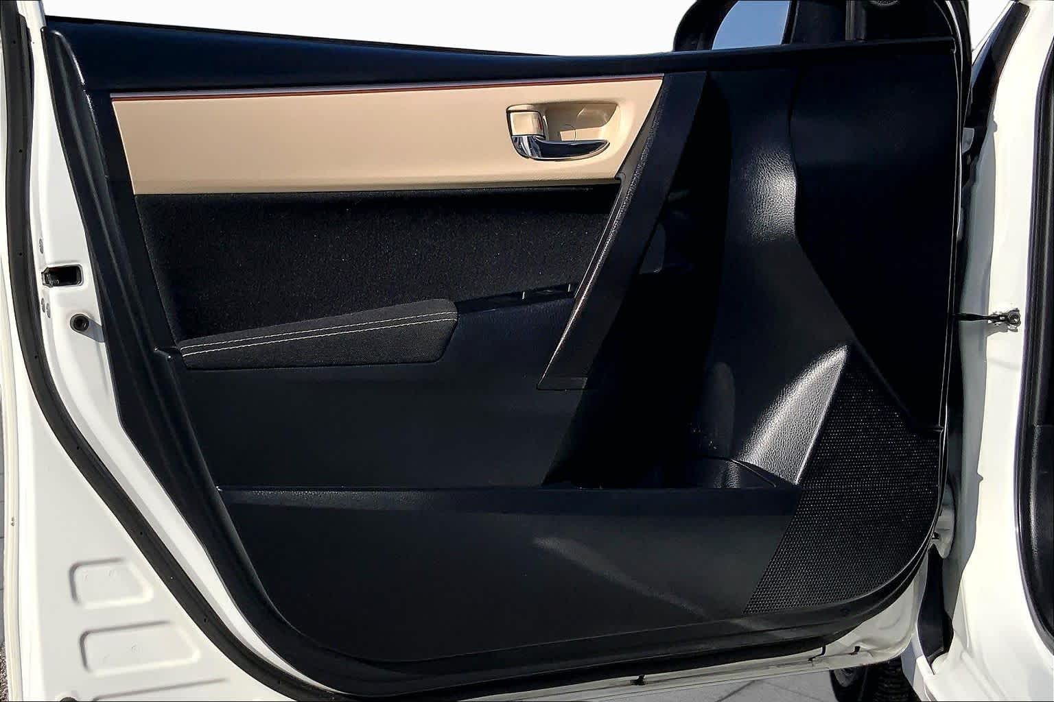 2015 Toyota Corolla LE Super White at AutoNation USA Houston
