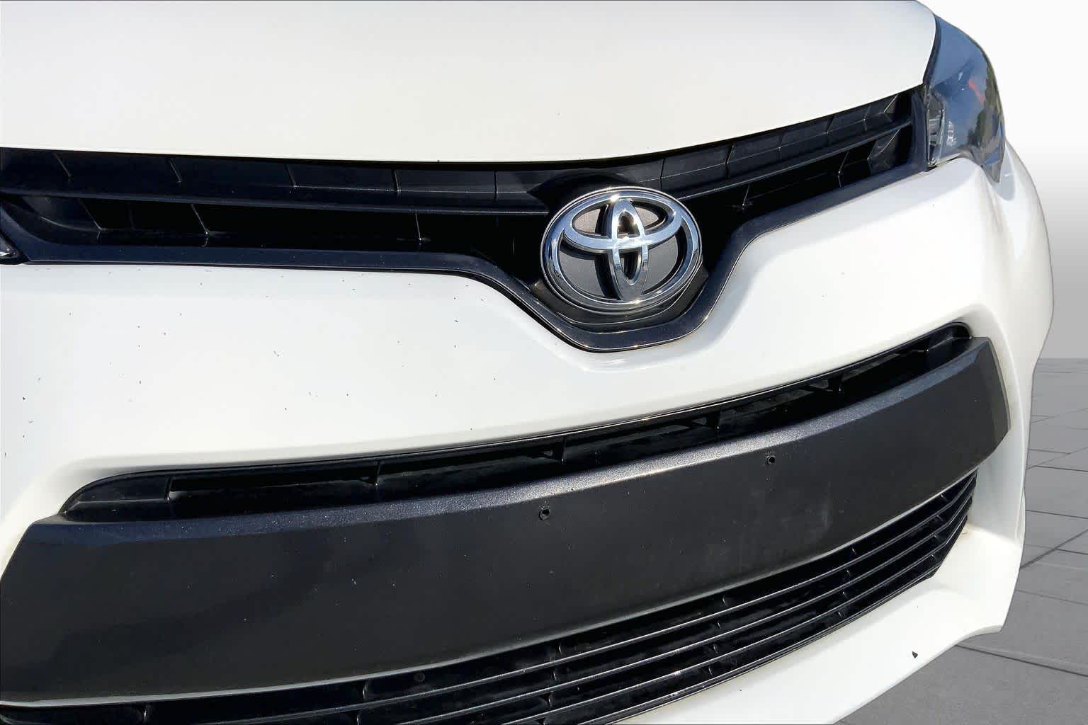 2015 Toyota Corolla LE Super White at AutoNation USA Houston