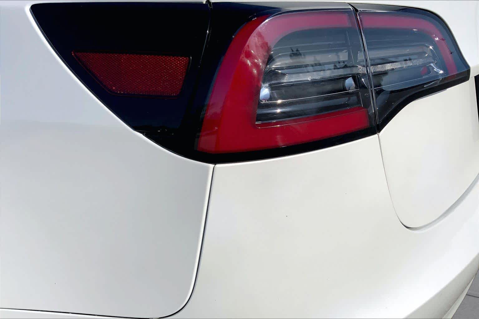 2021 Tesla Model 3 photo 26 of 32