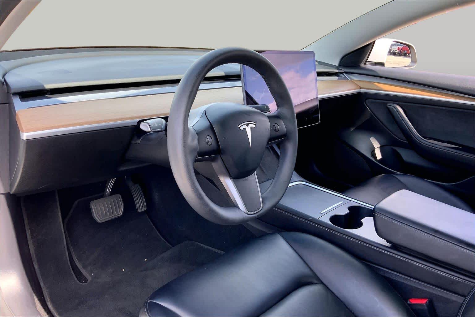 2021 Tesla Model 3 photo 16 of 32