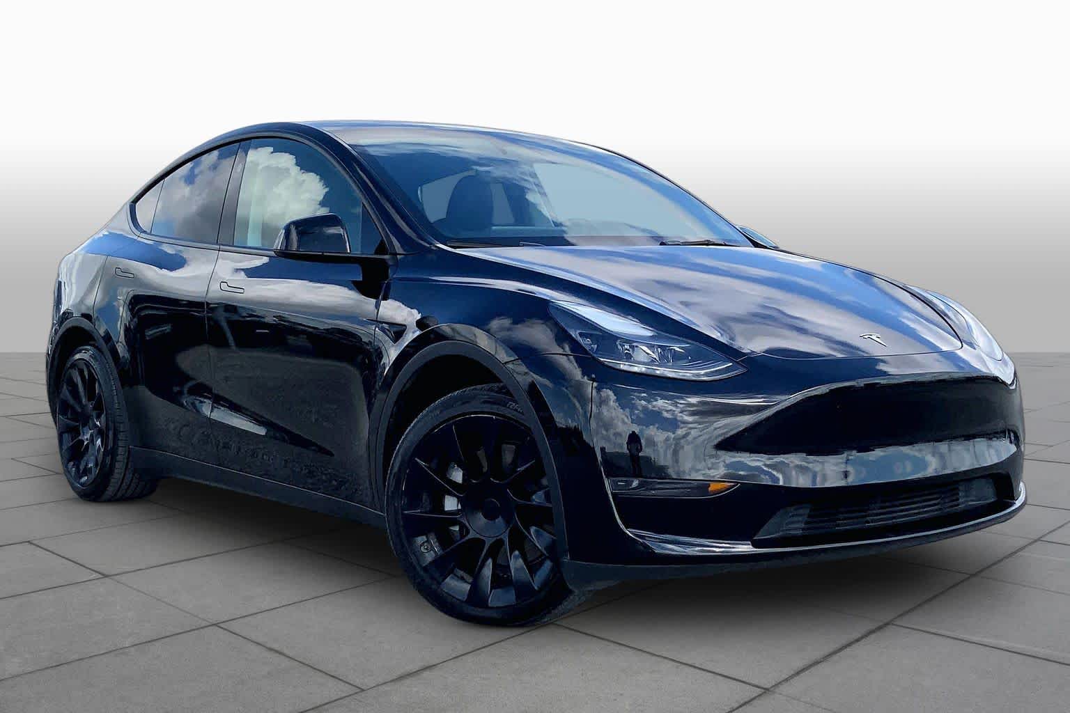 2024 Tesla Model Y photo 2 of 31