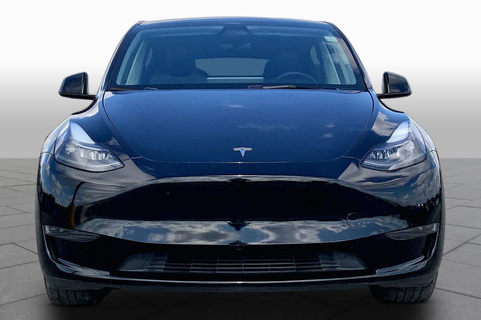 2024 Tesla Model Y photo 3 of 31