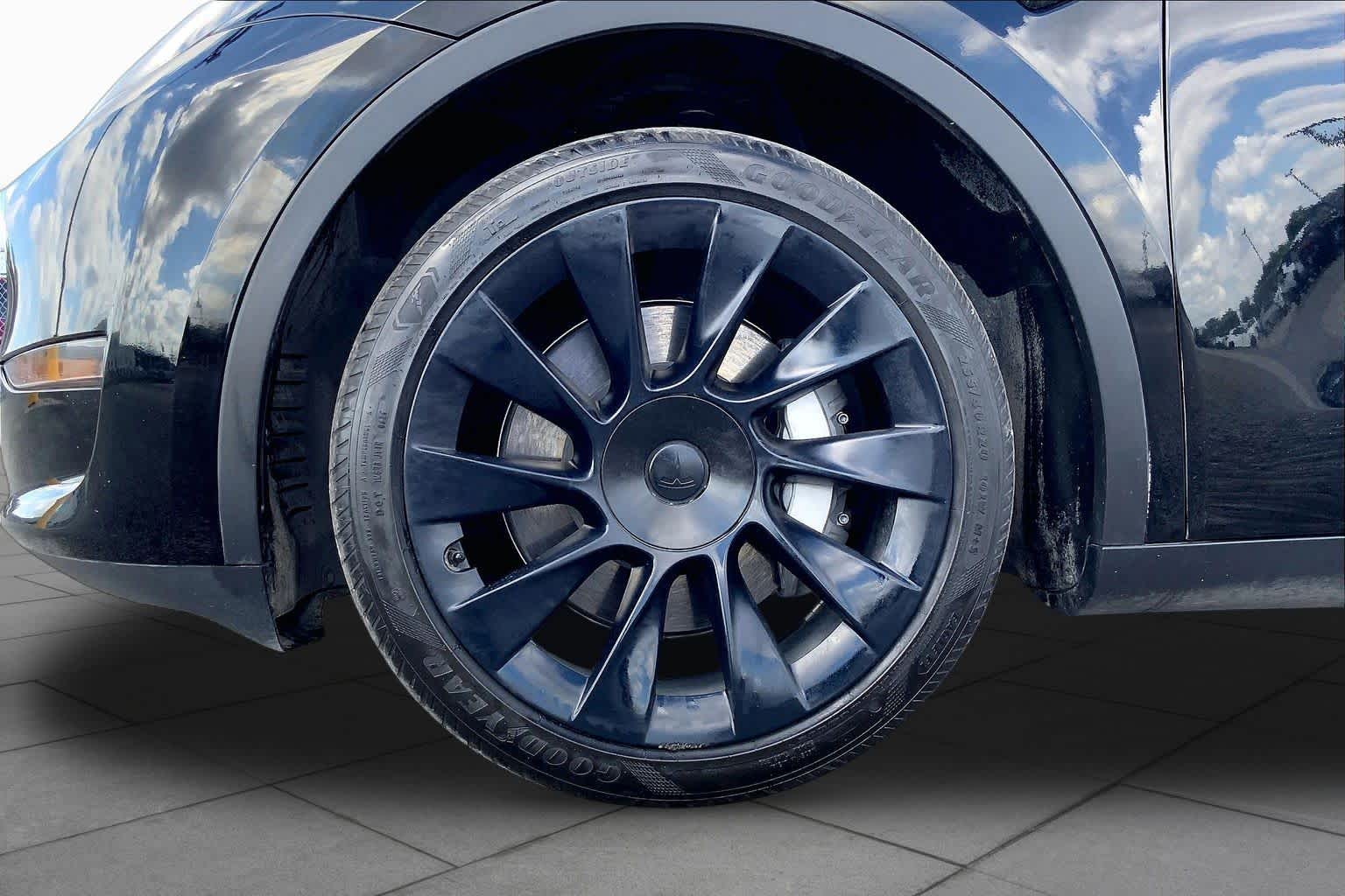 2024 Tesla Model Y photo 10 of 31