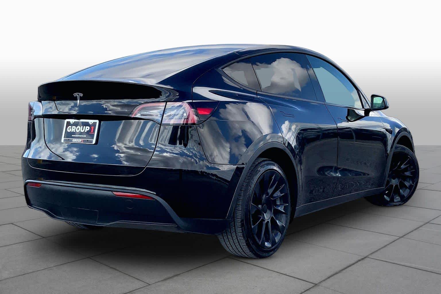 2024 Tesla Model Y photo 12 of 31