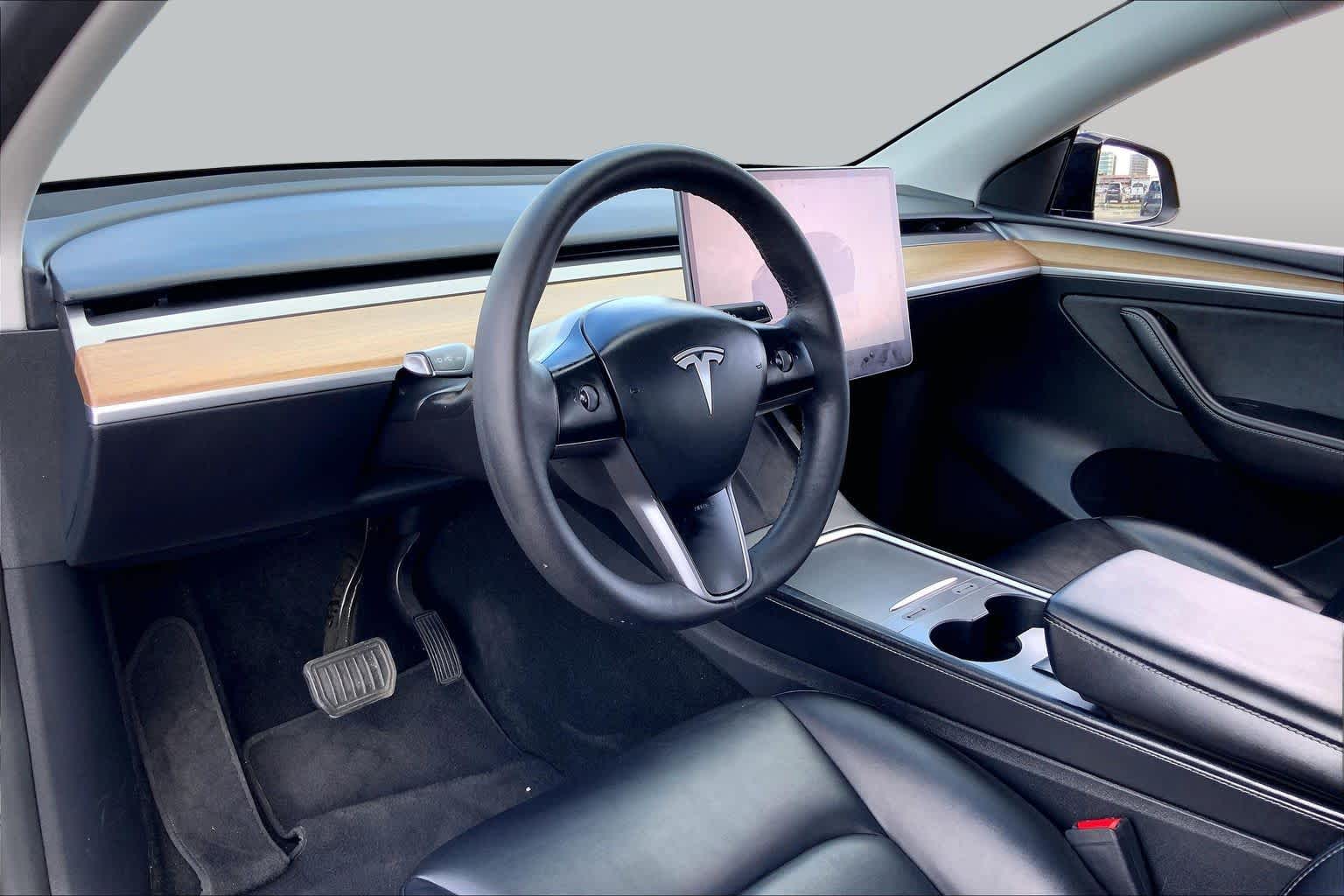 2024 Tesla Model Y photo 16 of 31