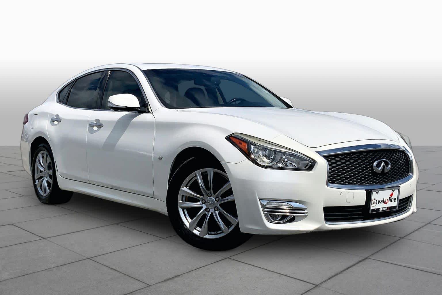 2015 INFINITI Q70 photo 3 of 36