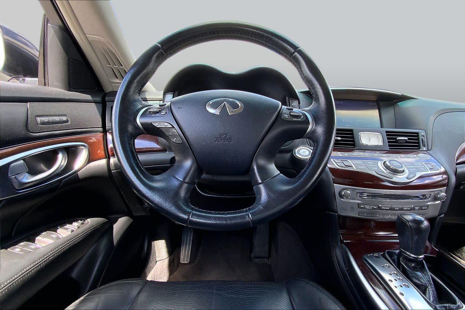 2015 INFINITI Q70 photo 6 of 36