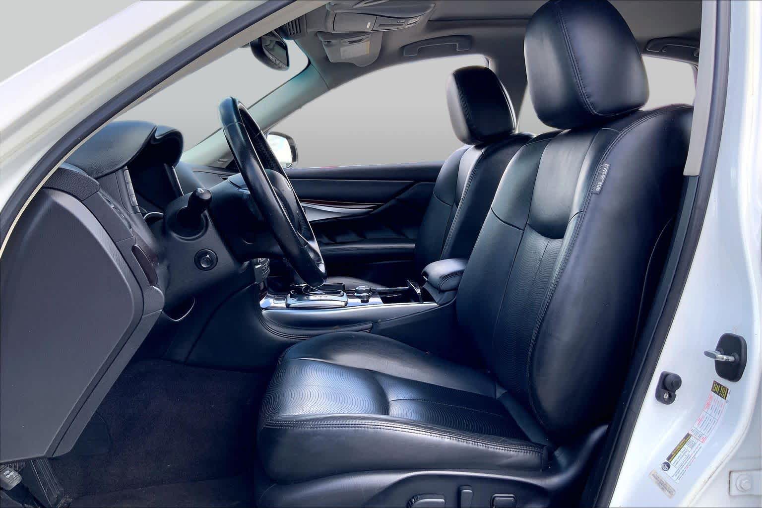 2015 INFINITI Q70 photo 8 of 36