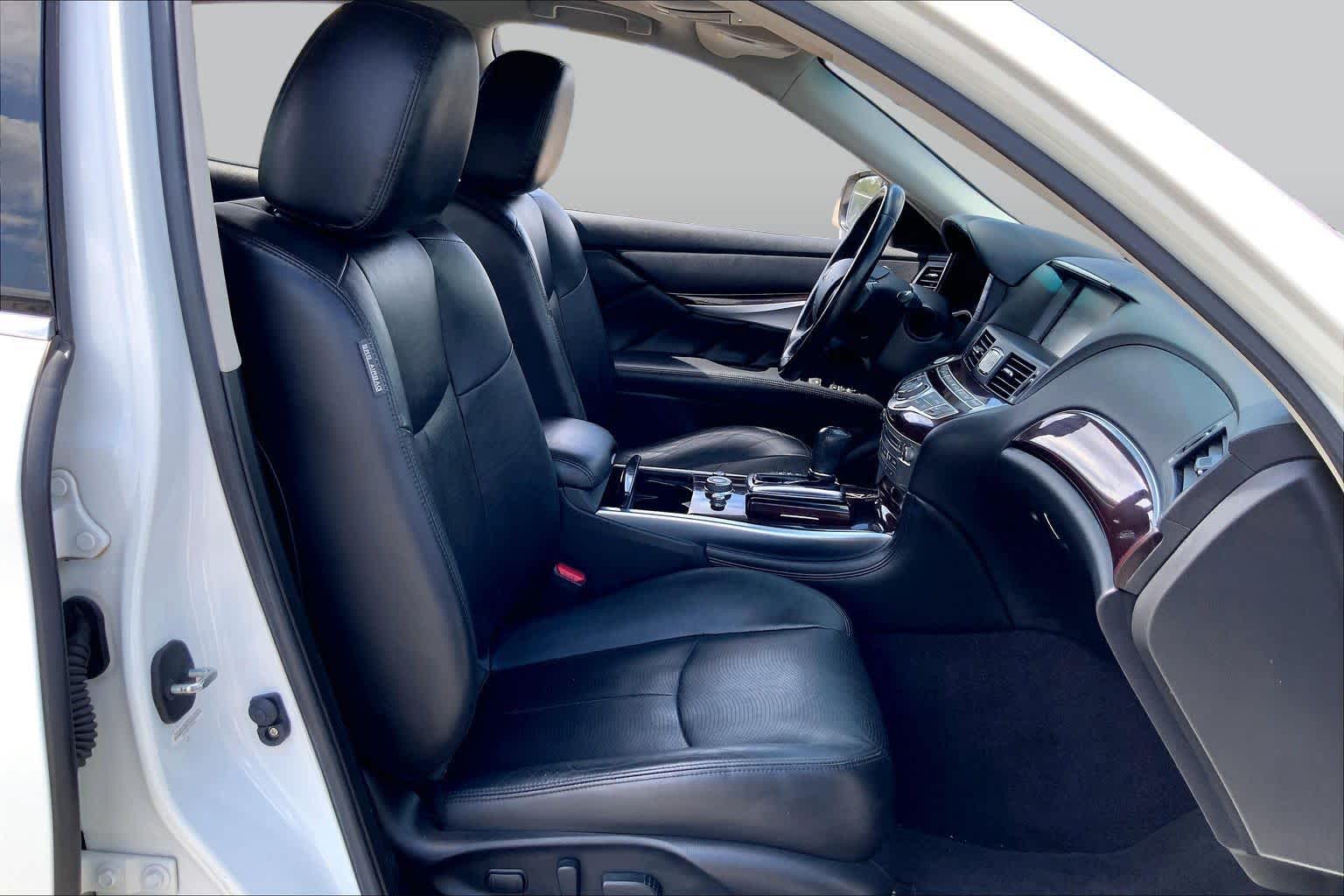 2015 INFINITI Q70 photo 9 of 36