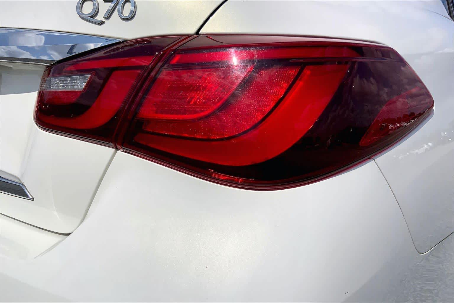 2015 INFINITI Q70 photo 10 of 36