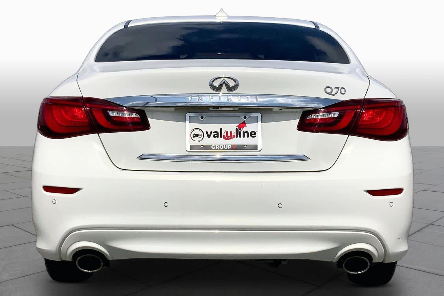 2015 INFINITI Q70 photo 5 of 36