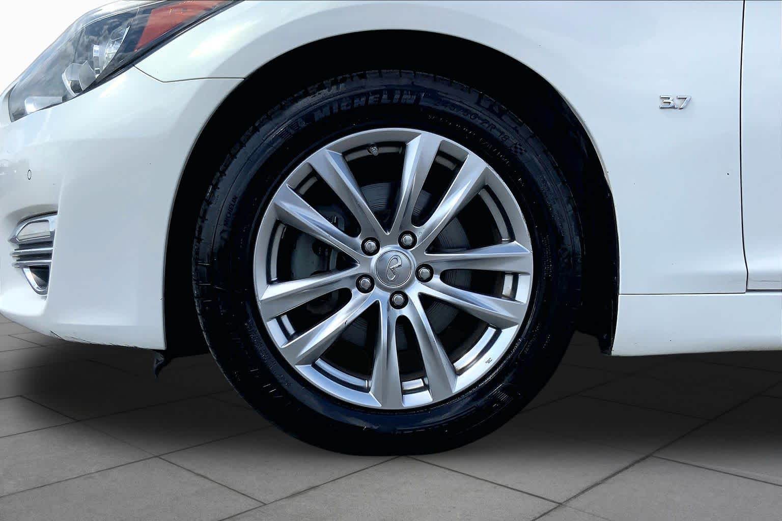 2015 INFINITI Q70 photo 11 of 36