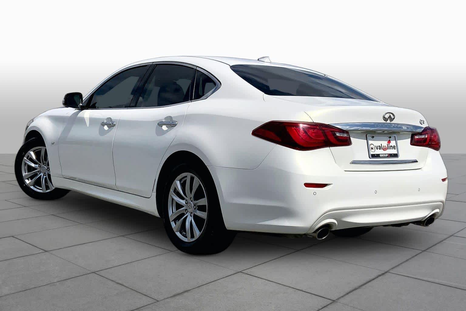 2015 INFINITI Q70 photo 12 of 36