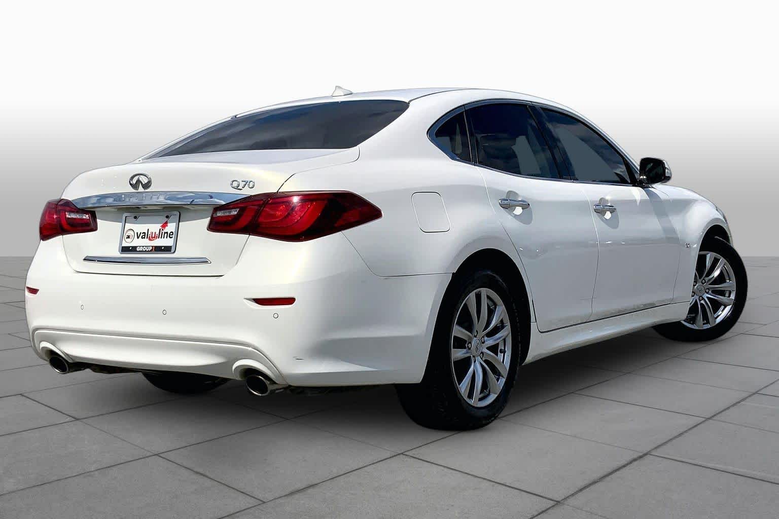 2015 INFINITI Q70 photo 13 of 36