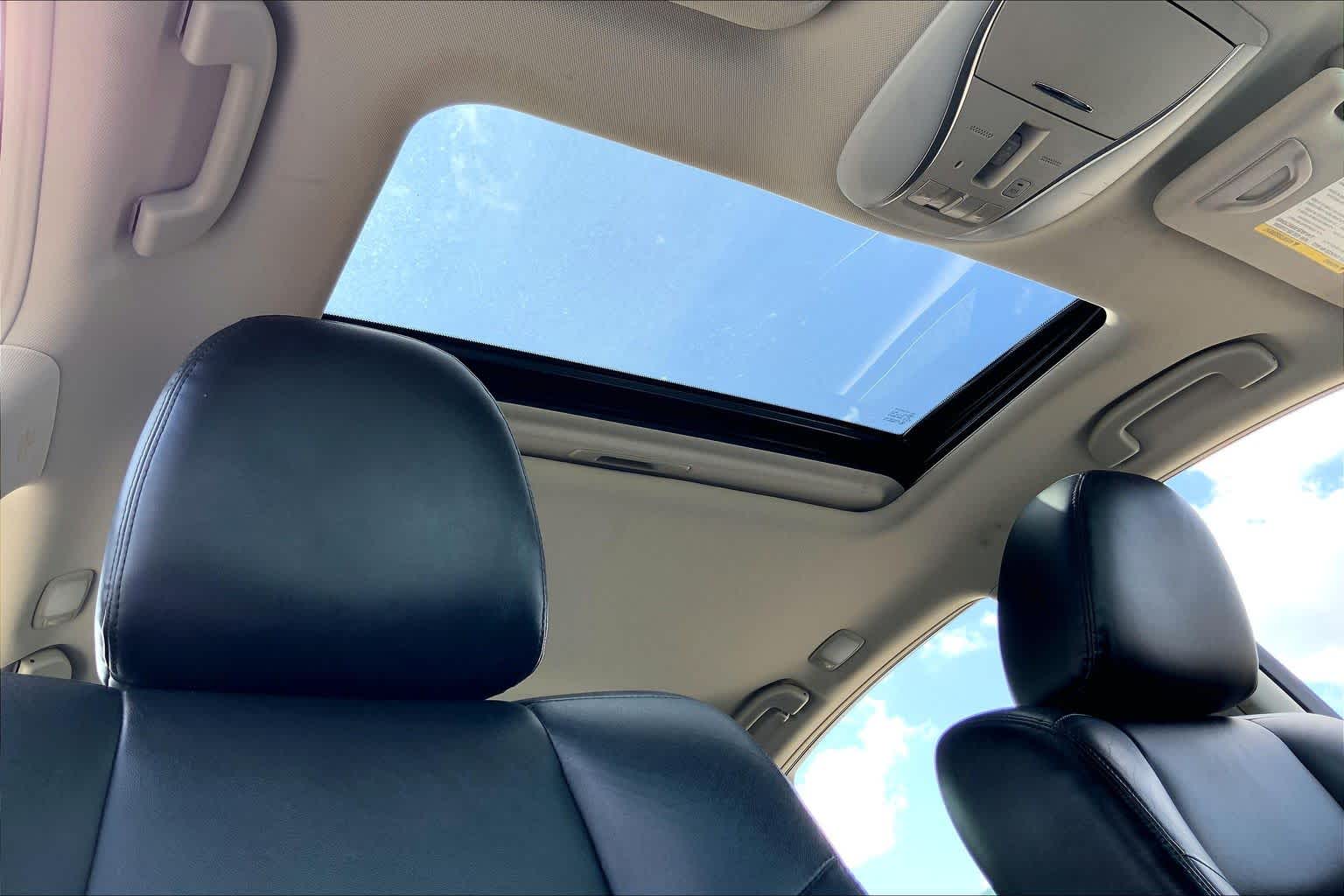 2015 INFINITI Q70 photo 14 of 36