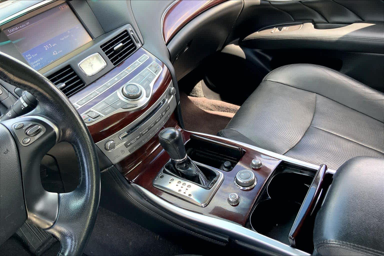 2015 INFINITI Q70 photo 16 of 36