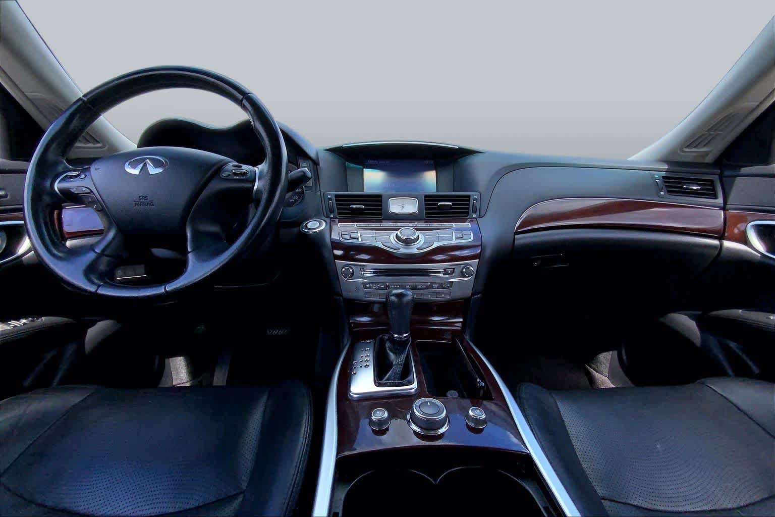 2015 INFINITI Q70 photo 15 of 36