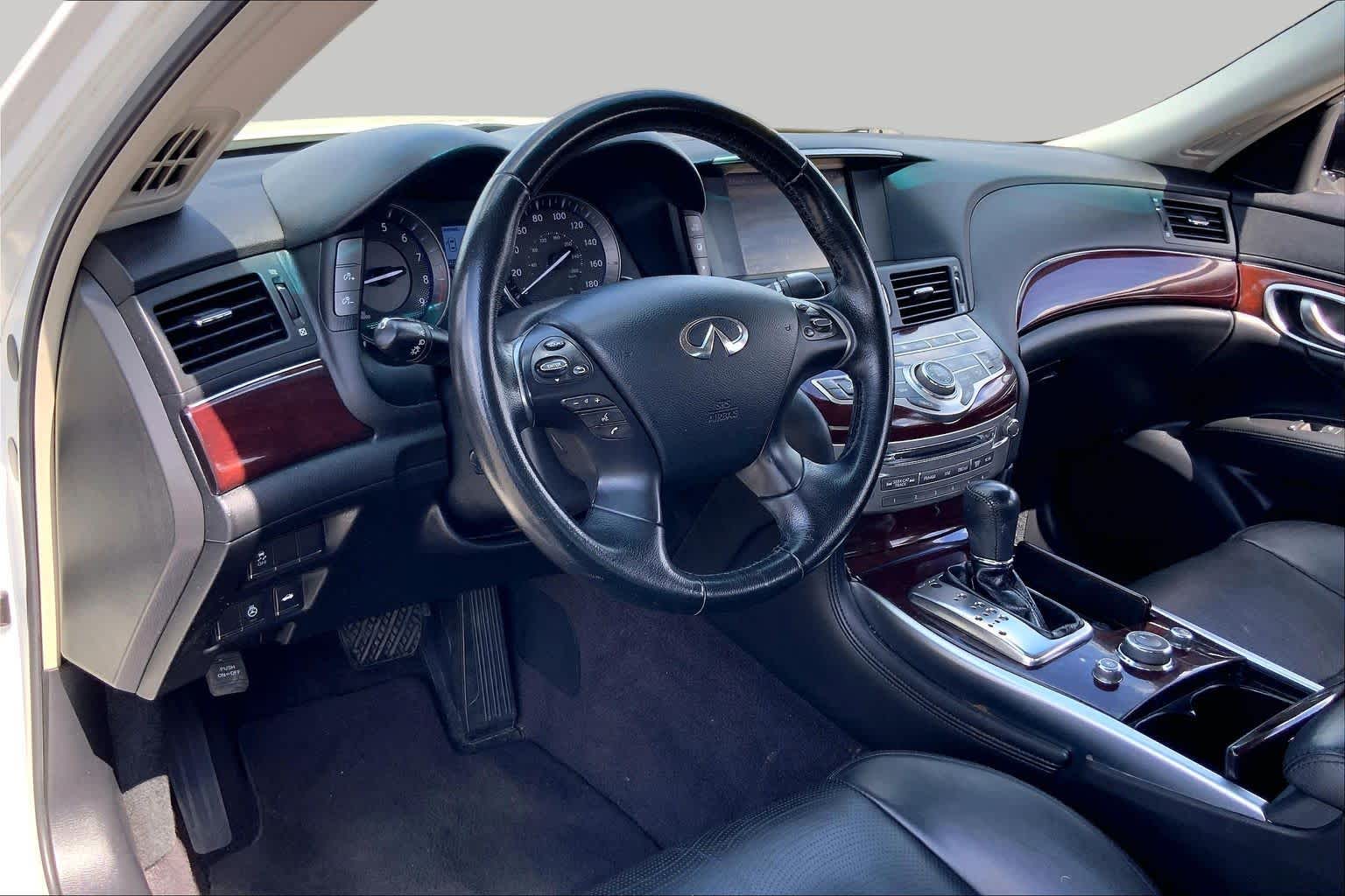2015 INFINITI Q70 photo 17 of 36