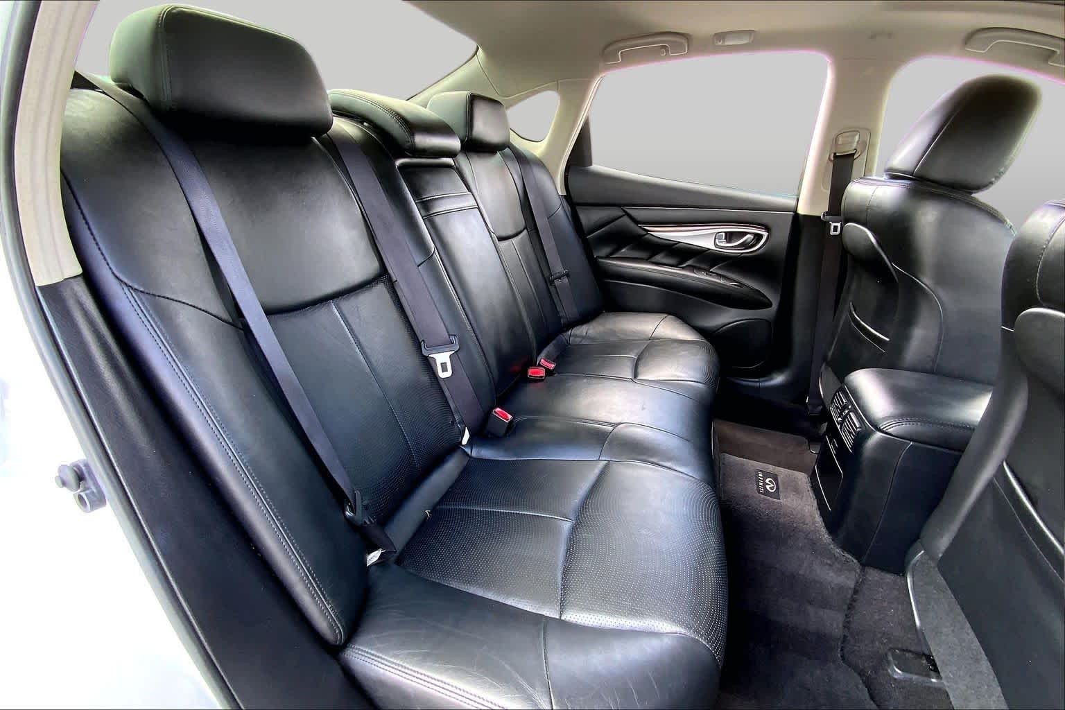 2015 INFINITI Q70 photo 19 of 36