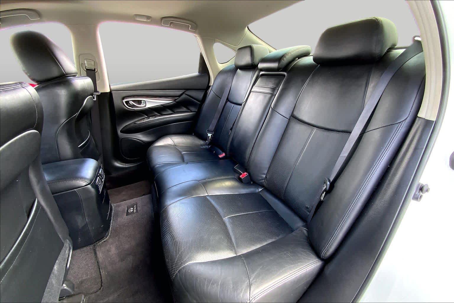 2015 INFINITI Q70 photo 20 of 36