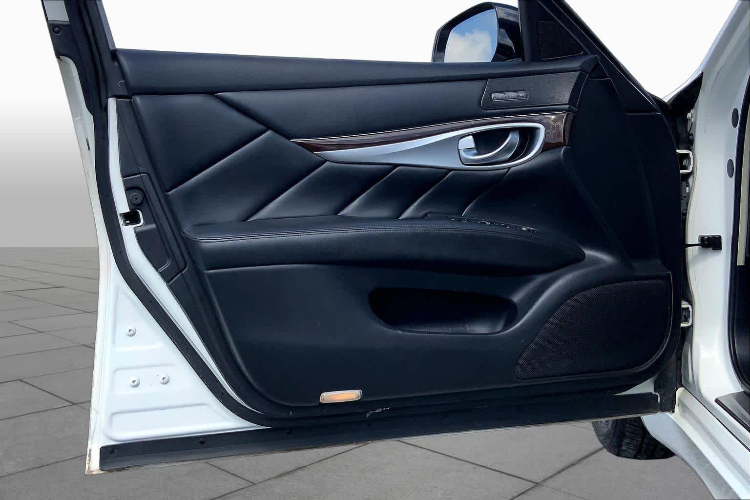 2015 INFINITI Q70 photo 21 of 36