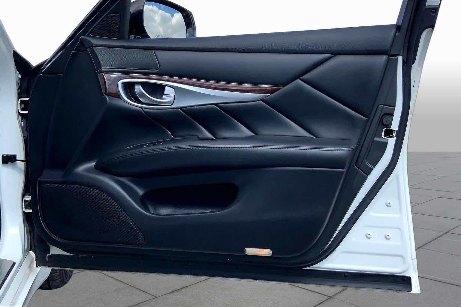 2015 INFINITI Q70 photo 22 of 36