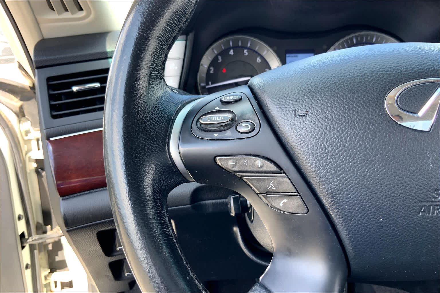 2015 INFINITI Q70 photo 23 of 36