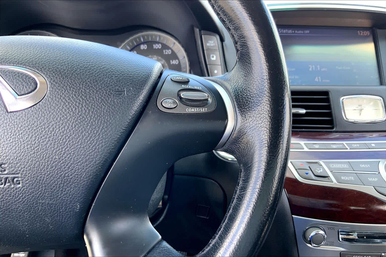 2015 INFINITI Q70 photo 24 of 36