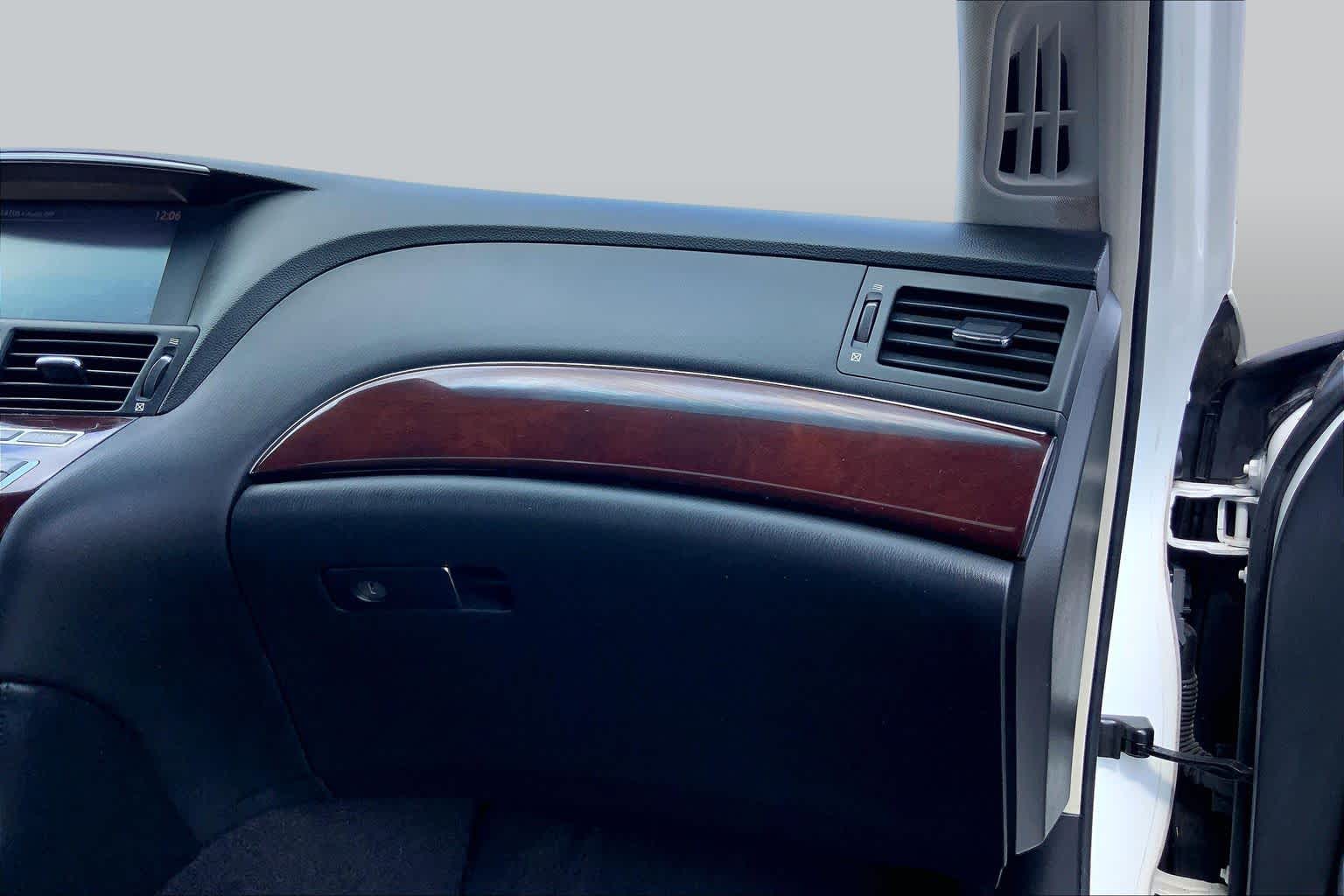 2015 INFINITI Q70 photo 18 of 36